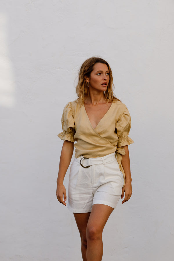Capri linen shorts White