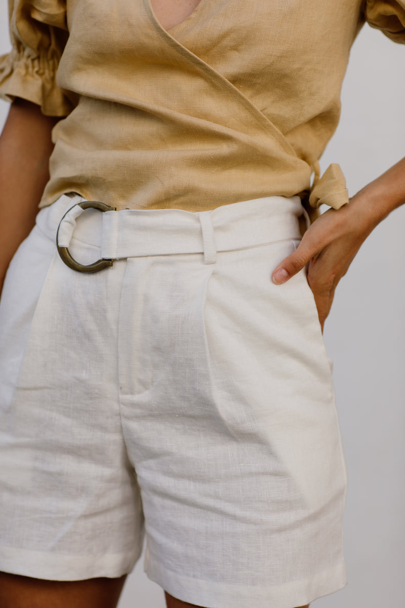 Capri linen shorts White